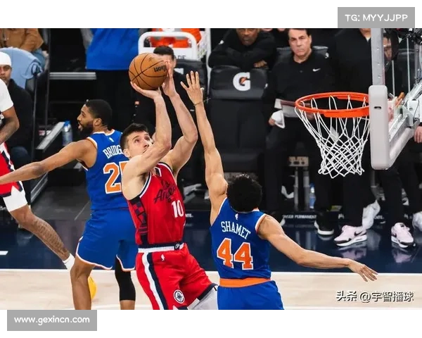 快船队外线手感火热，轻松击败对手