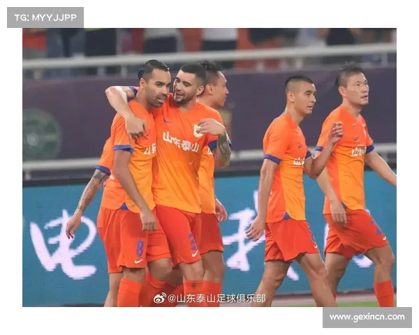 成都蓉城与山东泰山鏖战至最后一刻 成都蓉城与山东泰山鏖战至最后一刻