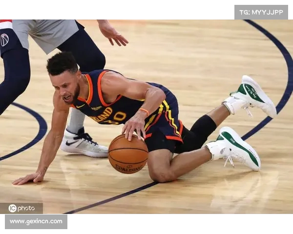 持球突破被钉板封盖,克莱伯挑战波尔津吉斯防守未果(克莱德·伯宁) 持球突破被钉板封盖,克莱伯挑战波尔津吉斯防守未果(克莱德·伯宁)