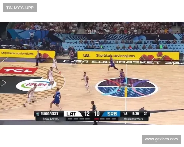 无敌巨星！约基奇巧妙撤步，三分线外精准轰炸！(约基奇精彩个人集锦)